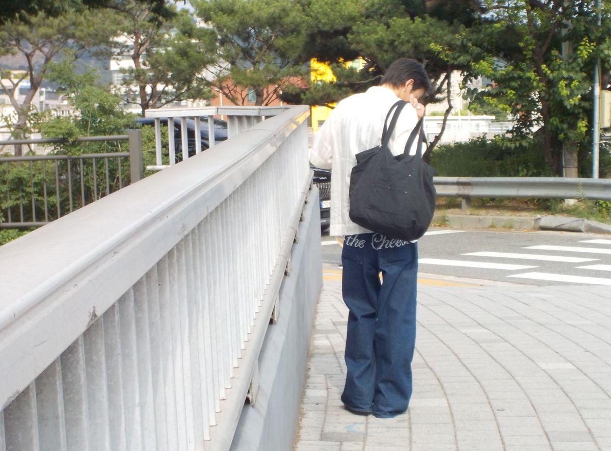 아키가 자주 연출하는 셔츠 스타일링