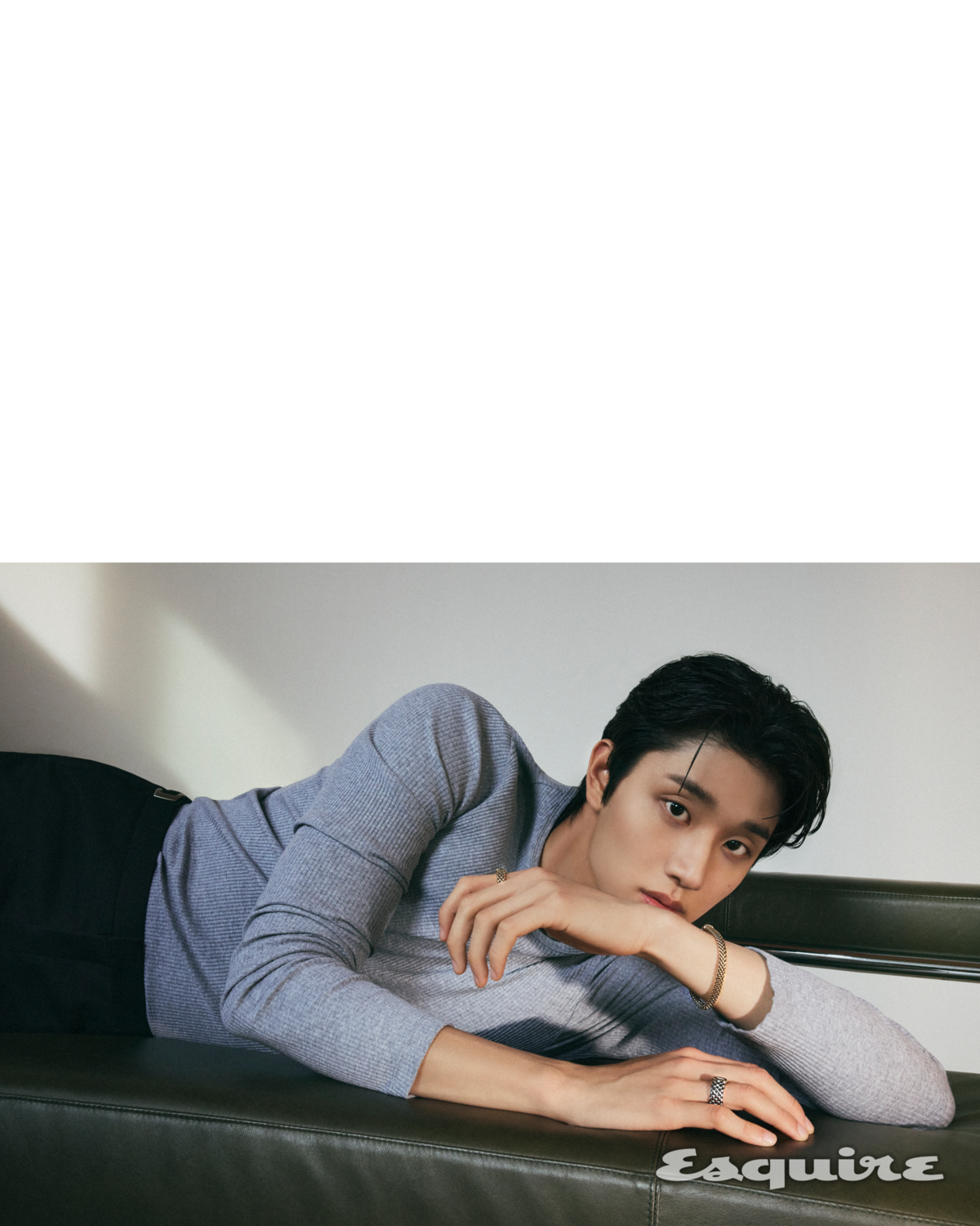 왼손 검지에 착용한 반지는 포페 에센셜 컬렉션 플렉스잇 링. 브레이슬릿은 포페 방돔 컬렉션 바이컬러 메쉬 플렉스잇 브레이슬릿. 오른손 약지에 착용한 반지는 포페 에센셜 컬렉션 오벌 메쉬 바이컬러 플렉스잇 링.