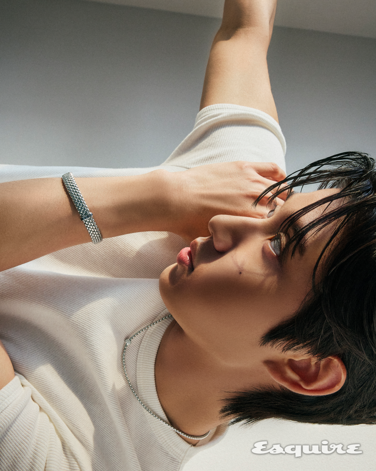 브레이슬릿은 포페 파노라마 컬렉션 블랙 다이아몬드 플렉스잇 브레이슬릿. 네크리스는 포페 에카 컬렉션 다이아몬드 파베 네크리스.