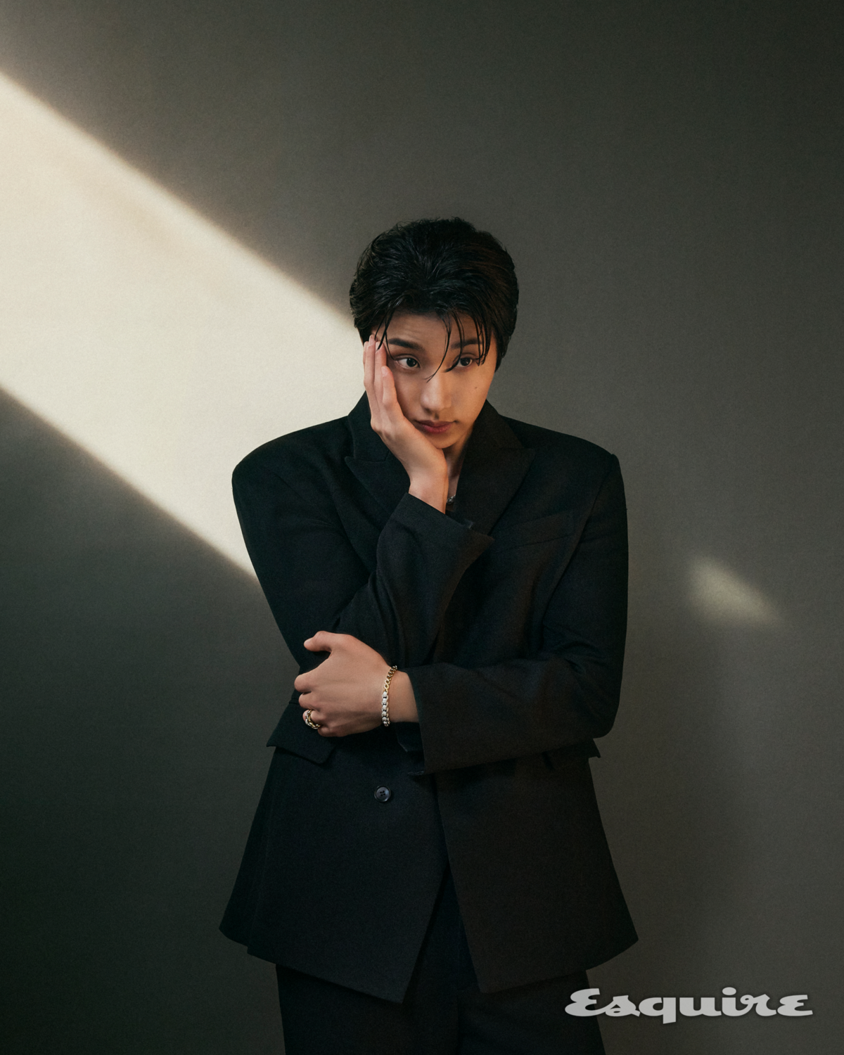 브레이슬릿은 포페 에카 하이 컬렉션 다이아몬드 파베 브레이슬릿. 약지에 착용한 반지는 포페 에카 하이 컬렉션 다이아몬드 파베 링.