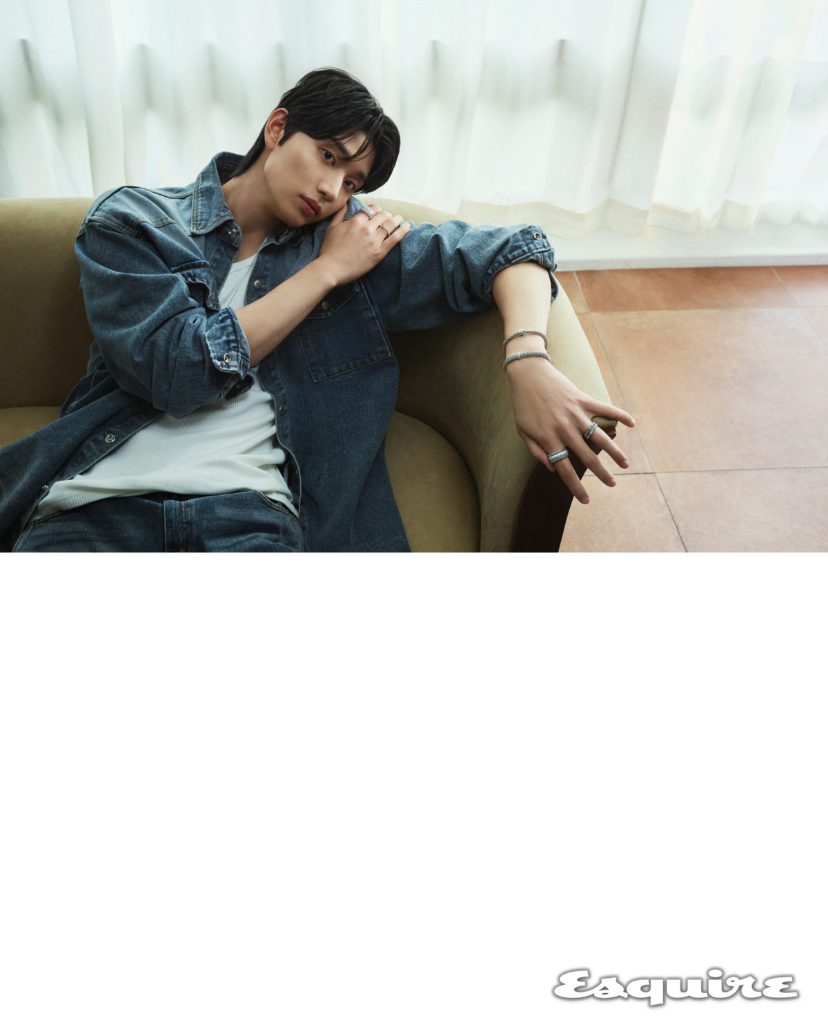 오른손 검지에 착용한 반지는 포페 파노라마 컬렉션 다이아몬드 파베 플렉스잇 링, 약지에 착용한 반지는 에센셜 컬렉션 플렉스잇 링. 네크리스는 포페 아리아 컬렉션 다이아몬드 파베 슬라이더 네크리스. 왼손에 착용한 브레이슬릿은 포페 솔로 컬렉션 다이아몬드 파베 & 더블 론델 플렉스잇 브레이슬릿, 방돔 컬렉션 다이아몬드 파베 플렉스잇 브레이슬릿. 오른손 약지에 착용한 반지는 포페 소울 컬렉션 블루 사파이어 플렉스잇 링과 소울 컬렉션 화이트 다이아몬드 플렉스잇 링, 검지에 착용한 반지는 포페 버블링 하이 주얼리 컬렉션 다이아몬드 파베 링. 