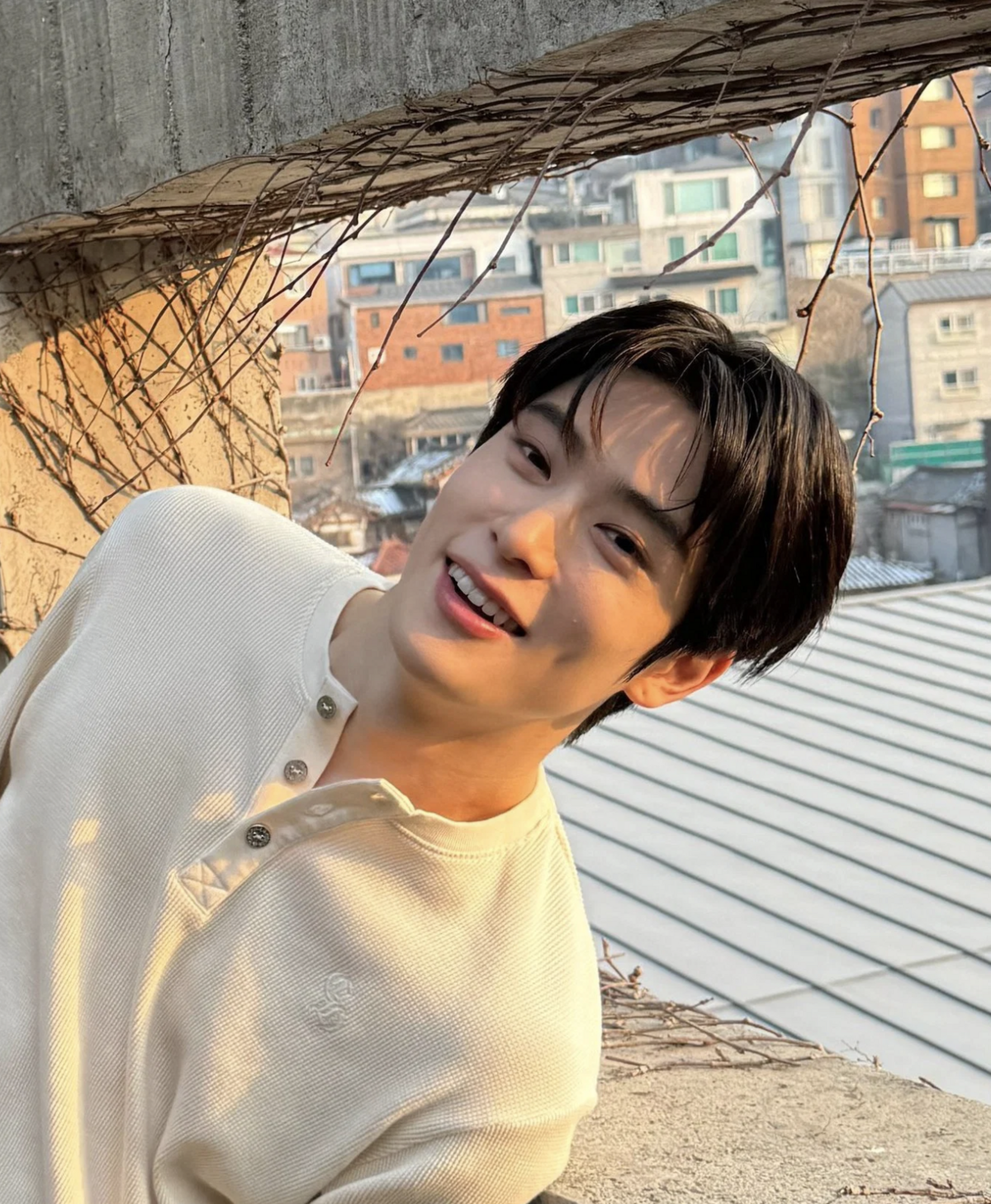 크롬하츠의 헨리넥 티셔츠를 입은 엔시티 재현 / 이미지 출처: 재현 웨이보