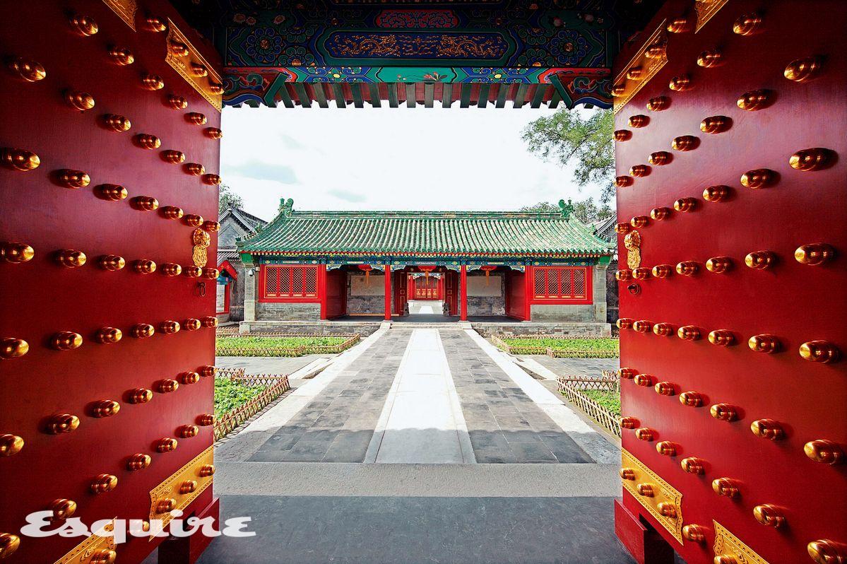 왕족의 저택에 들어서는 문에 박힌 황금 징의 갯수는 그곳에 사는 이의 수준을 상징한다. 자금성의 징의 갯수는 세로 9에 가로 9인 81이고, 공왕부는 세로 9에 가로 7이다. 이는 거의 황제의 바로 아래 등급에 해당한다. 