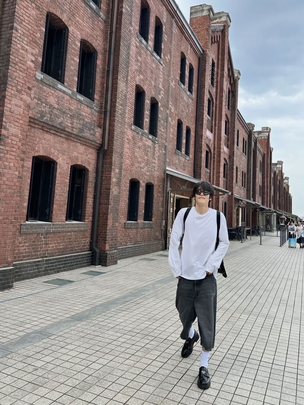 버뮤다 팬츠와 로퍼의 조합이 돋보이는 스타일 / 이미지 출처: 재현 인스타그램 (@_jeongjaehyun)