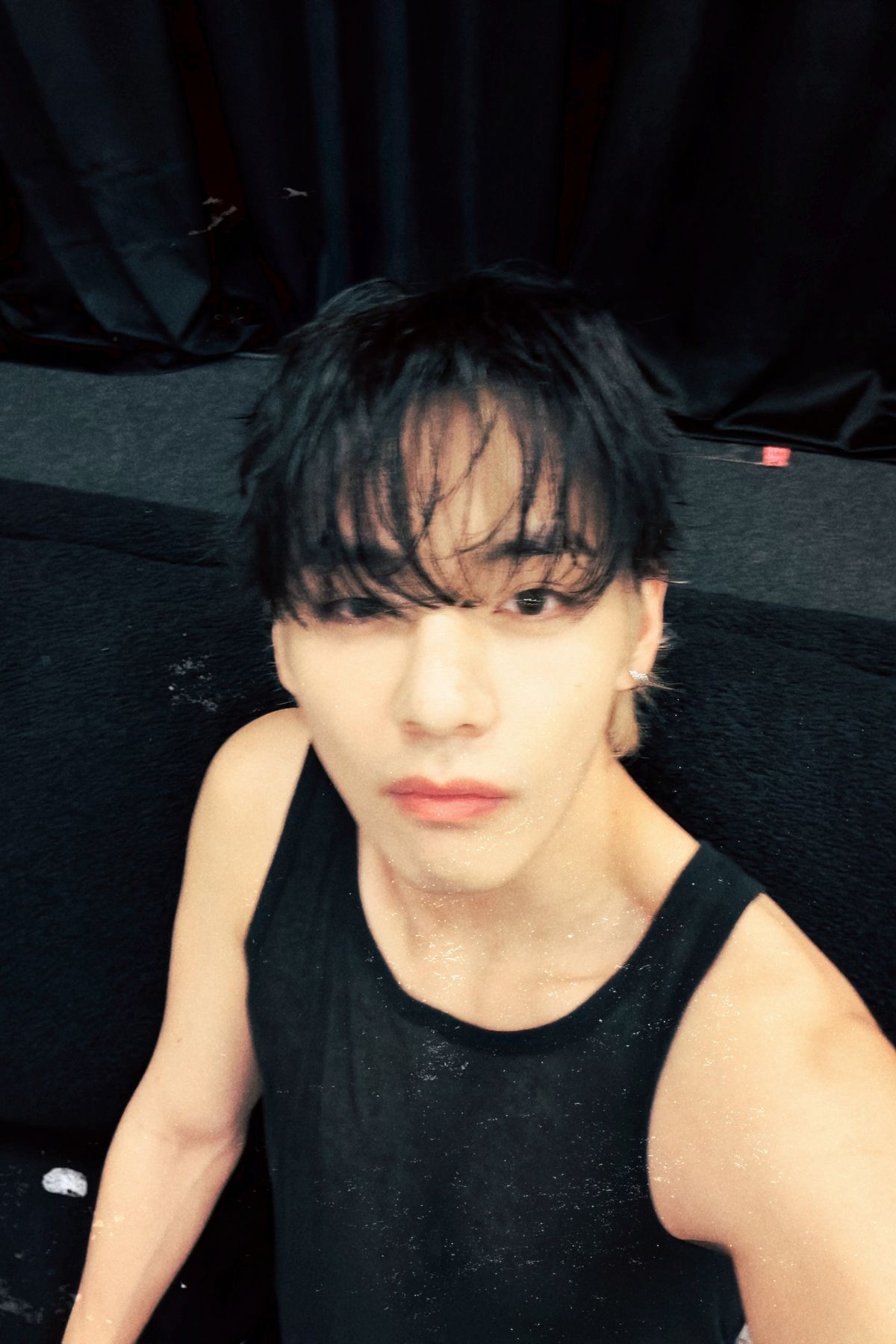 최근 '아리랑' 투어 공연에서 끝부분만 탈색한 스타일로 등장한 뷔 / 이미지 출처: BTS 위버스