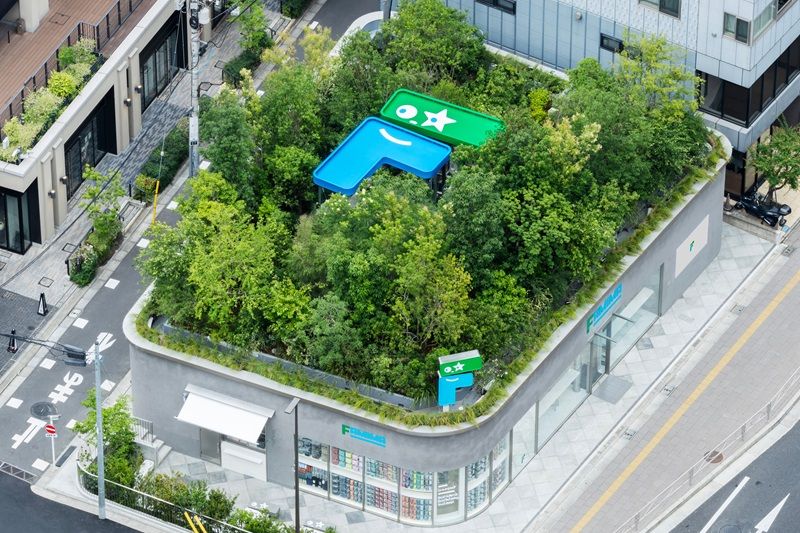 옥상에는 ‘옥상의 숲’을 조성해 도심 속 휴식처를 마련한 패밀리마트 / 이미지 출처: 패밀리마트