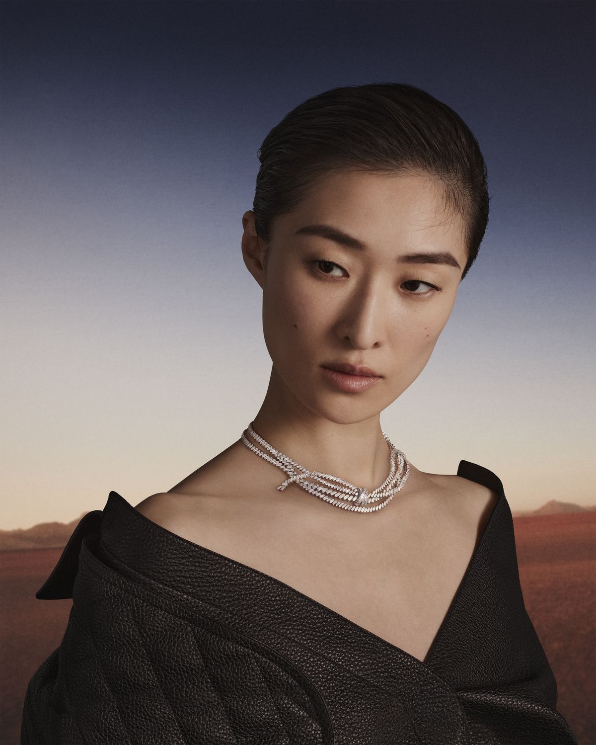 바게트 컷 화이트 다이아몬드를 세팅한 화이트 골드 라쏘 디스코 네크리스 Lasso Disco Necklace ⓒ Julien Martinez Leclerc