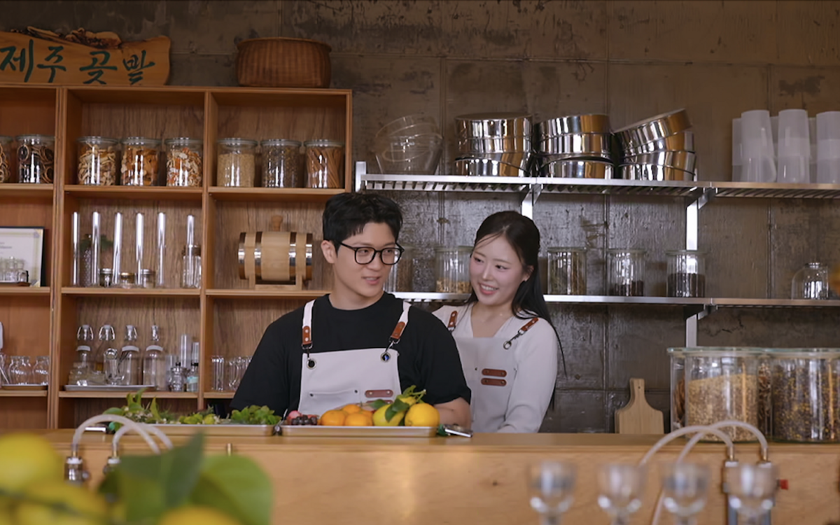 사진 속 오른쪽 모태솔로지만 연애는 하고 싶어 시즌 2 출연자 이한주/ 출처: 인스타그램 @netflixkr