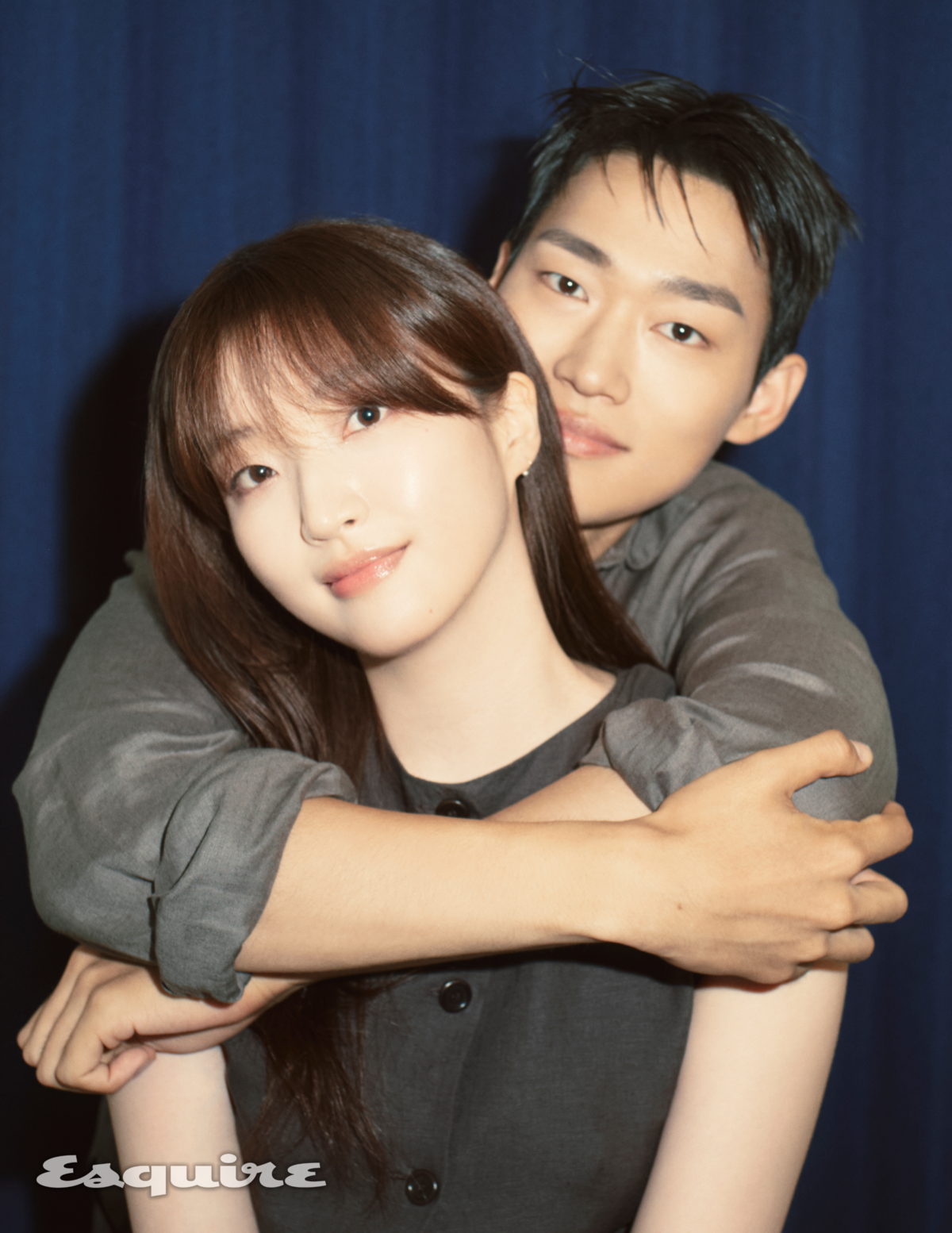 (기표) 셔츠 아모멘토. (하영) 슬리브리스 카디건 아모멘토. 