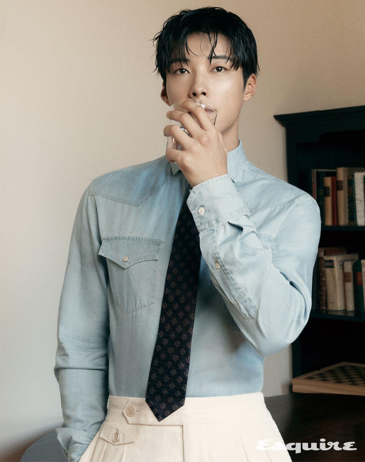 데님 셔츠, 벨벳 테일러드 팬츠, 실크 타이 모두 브루넬로 쿠치넬리.
