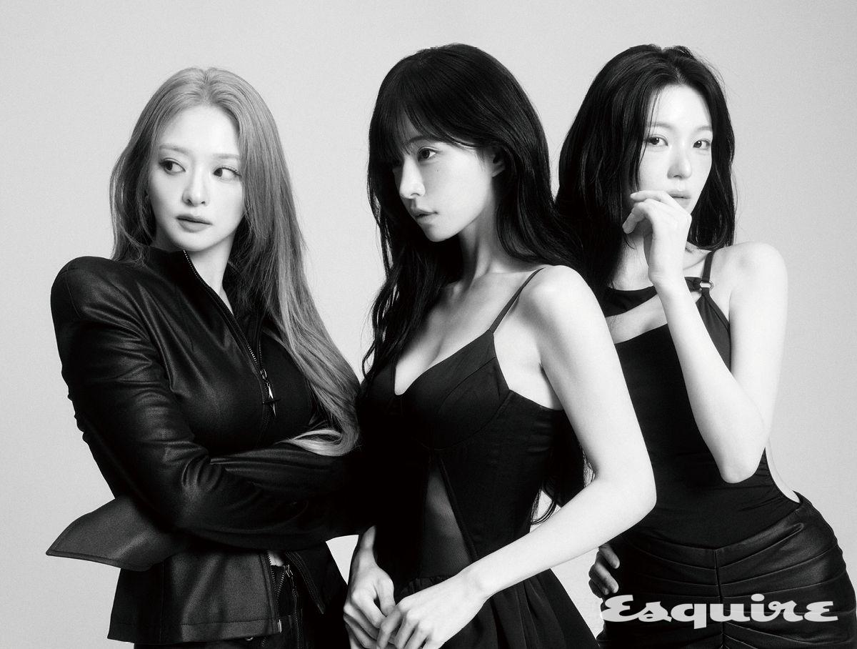 (나경) 레더 재킷 안나키키. 스커트 에트 오소메. (채영) 슬리브리스 톱, 팬츠 모두 안나키키. (지헌) 톱 소냐레바이. 스커트 안나키키. 