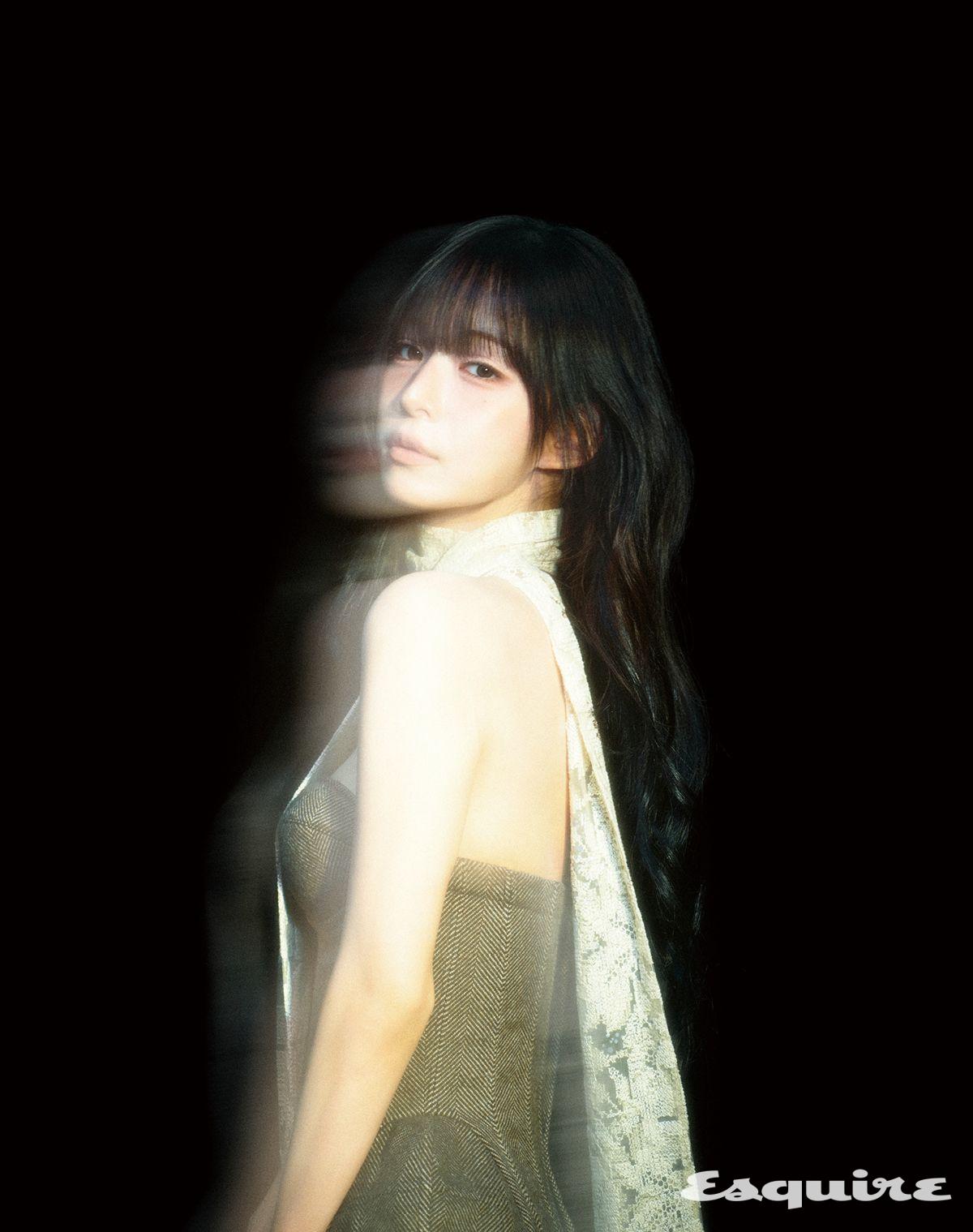 튜브 톱, 스카프 모두 에르마노 설비노.