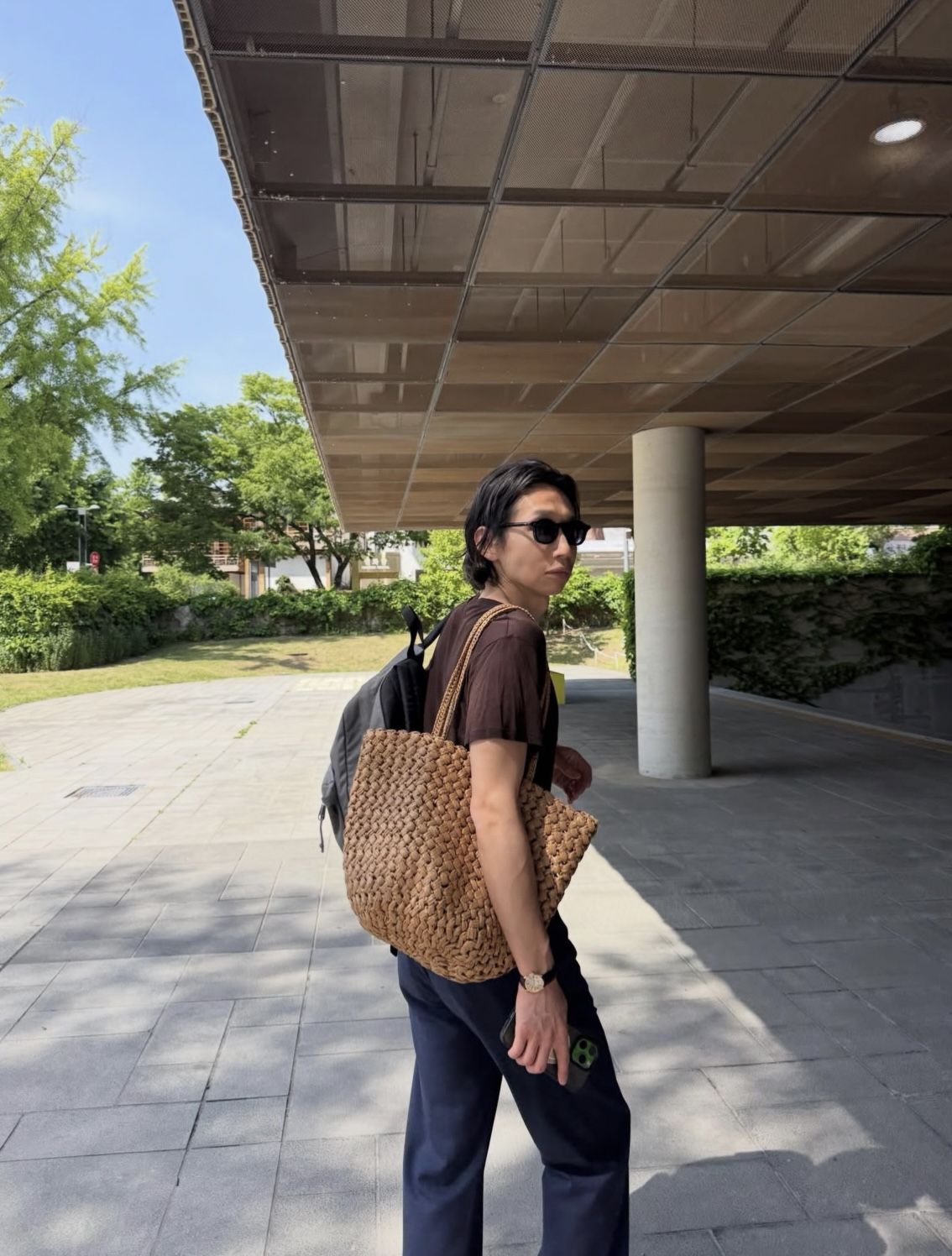 다양한 짜임의 라탄백으로 센스 있는 스타일링을 한 봉태규 / 이미지 출처: 인스타그램 @taegyu_bong