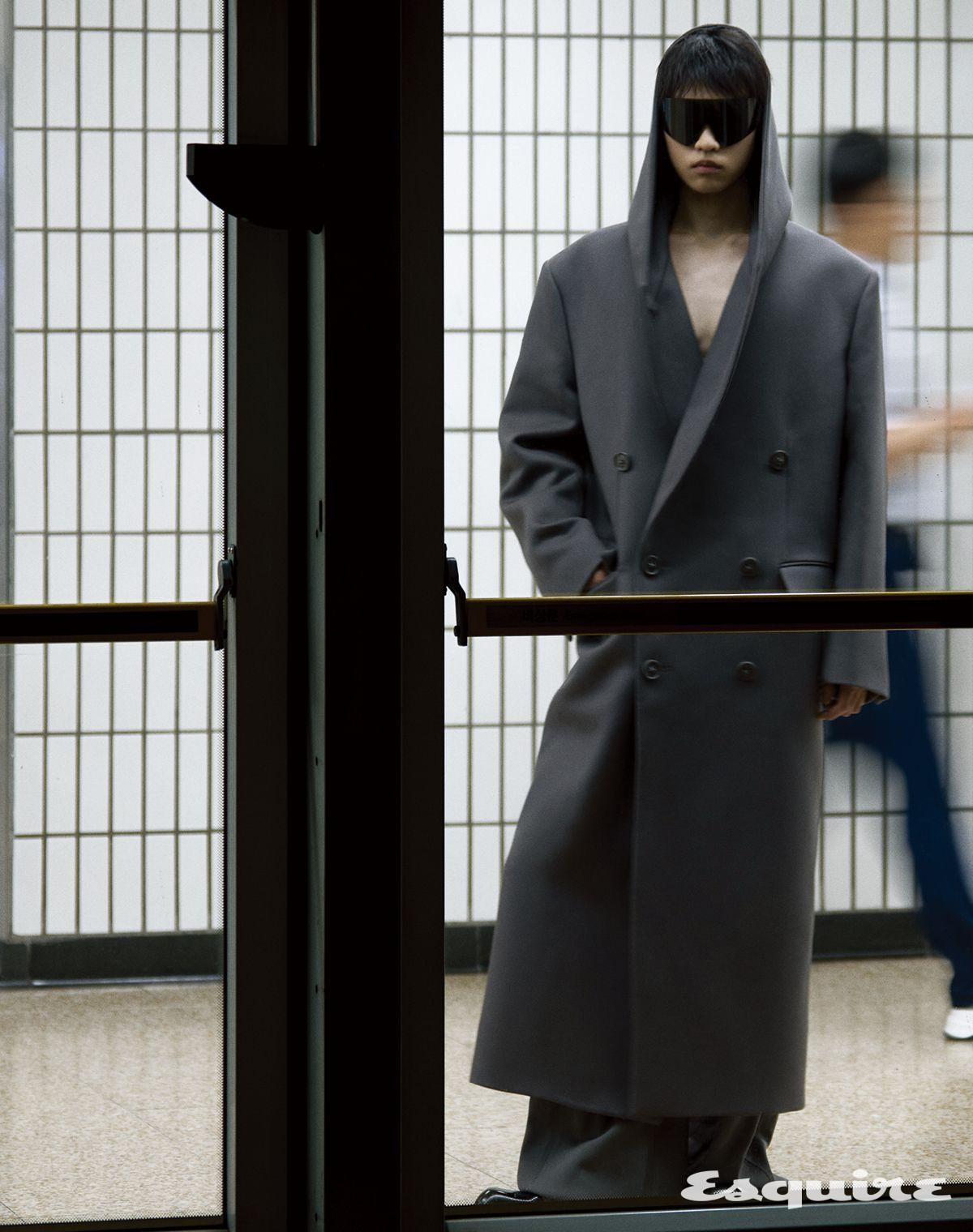 후디드 테일러링 코트, 릴랙스드 커브 팬츠, 블랙 더비, 모두 가격 미정 발렌시아가. 블랙 마스크 선글라스 117만5000원 발렌시아가 by 케어링 아이웨어. 