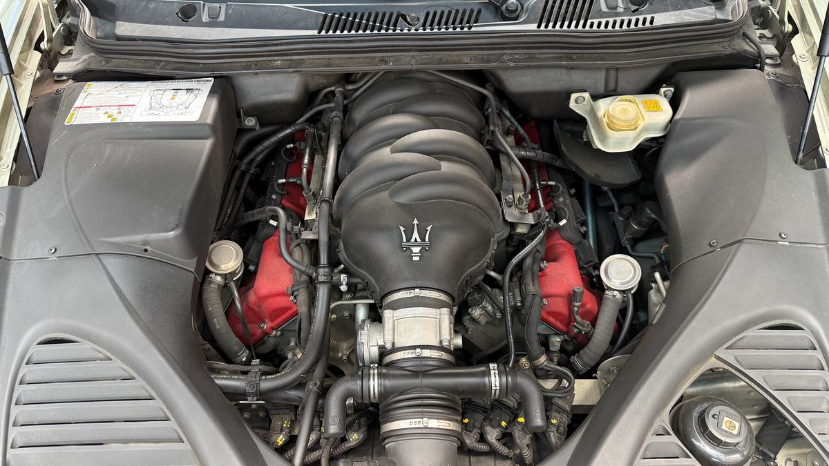 페라리와 기술 기반을 공유한 4.2리터 자연흡기 V8 F136 엔진. 숫자보다 먼저 귀를 사로잡는 엔진이다.