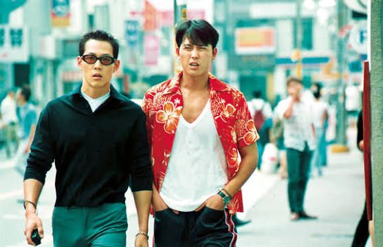 상의의 화려함과 하의의 스포티함이 만난 이 날것 그대로의 하와이안 셔츠 코디 / 이미지 출처: 싸이더스