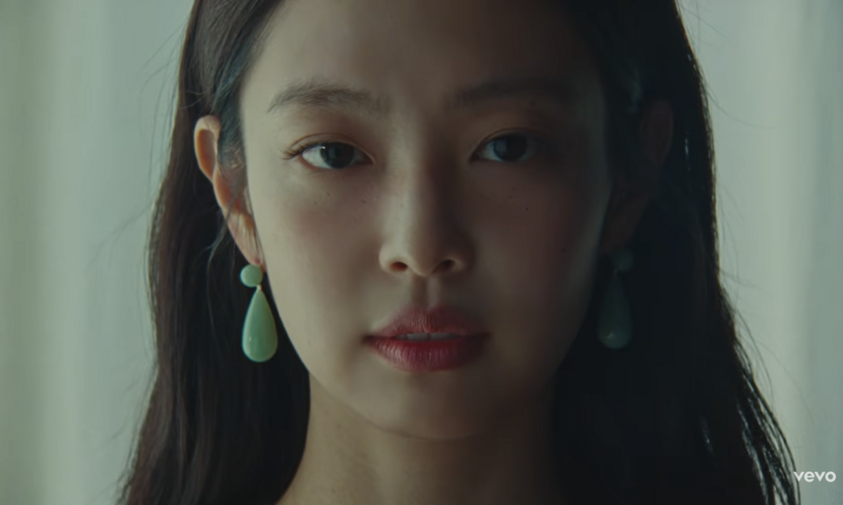 제니 신곡 'LESS THAN A LOVER' 뮤직비디오 속 착장 / 이미지 출처: 제니 유튜브