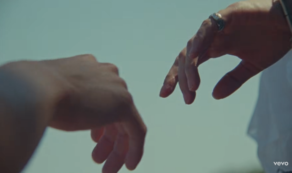 제니 신곡 'LESS THAN A LOVER' 뮤직비디오 속 착장 / 이미지 출처: 제니 유튜브