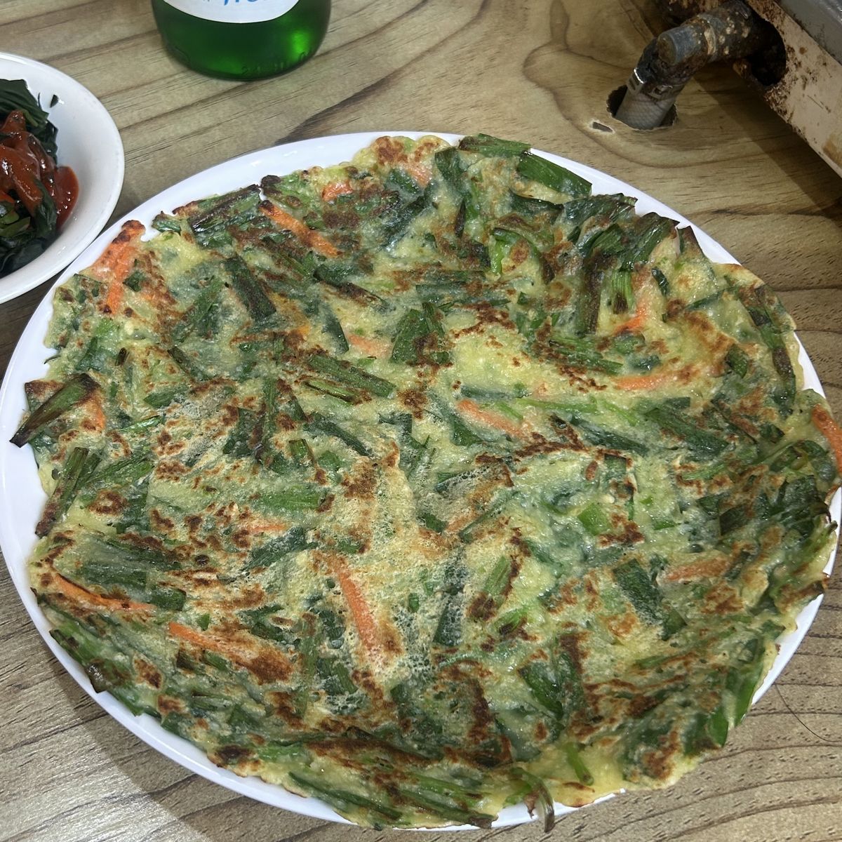 낙지찜과 함께 기본으로 제공돼 한 상을 더욱 푸짐하게 만드는 홍합탕과 부추전. / 이미지 출처: 네이버 리뷰, 필자 촬영