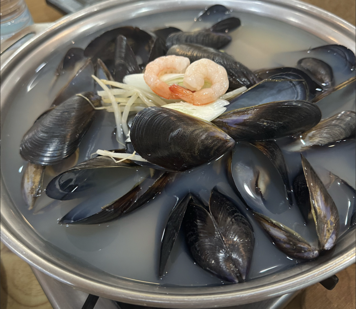 낙지찜과 함께 기본으로 제공돼 한 상을 더욱 푸짐하게 만드는 홍합탕과 부추전. / 이미지 출처: 네이버 리뷰, 필자 촬영