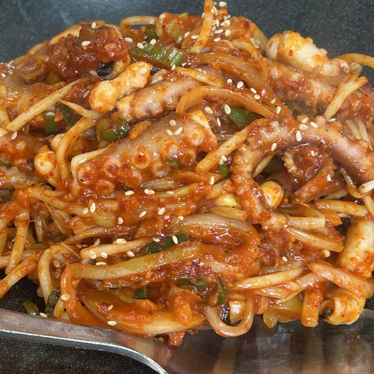 탱글한 낙지와 아삭한 콩나물에 감칠맛 나는 양념을 더한 신촌 아저씨네 낙지찜. / 이미지 출처: 필자 촬영