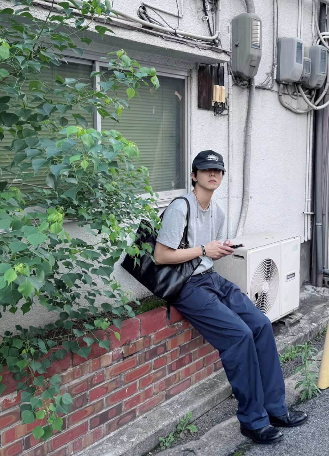 루즈한 핏의 기본티를 턱인해서 실루엣을 정리해서 스타일링한 주우재 / 이미지 출처: 주우재 인스타그램 @ophen28