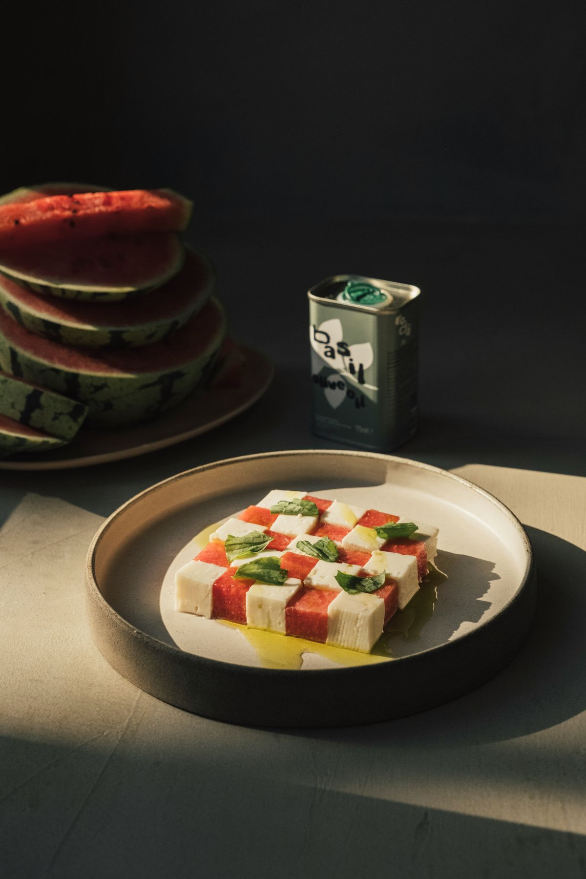 달콤한 수박과 크리미한 치즈, 향긋한 허브가 균형 잡힌 맛을 완성한다. / 이미지 출처 : unsplash 