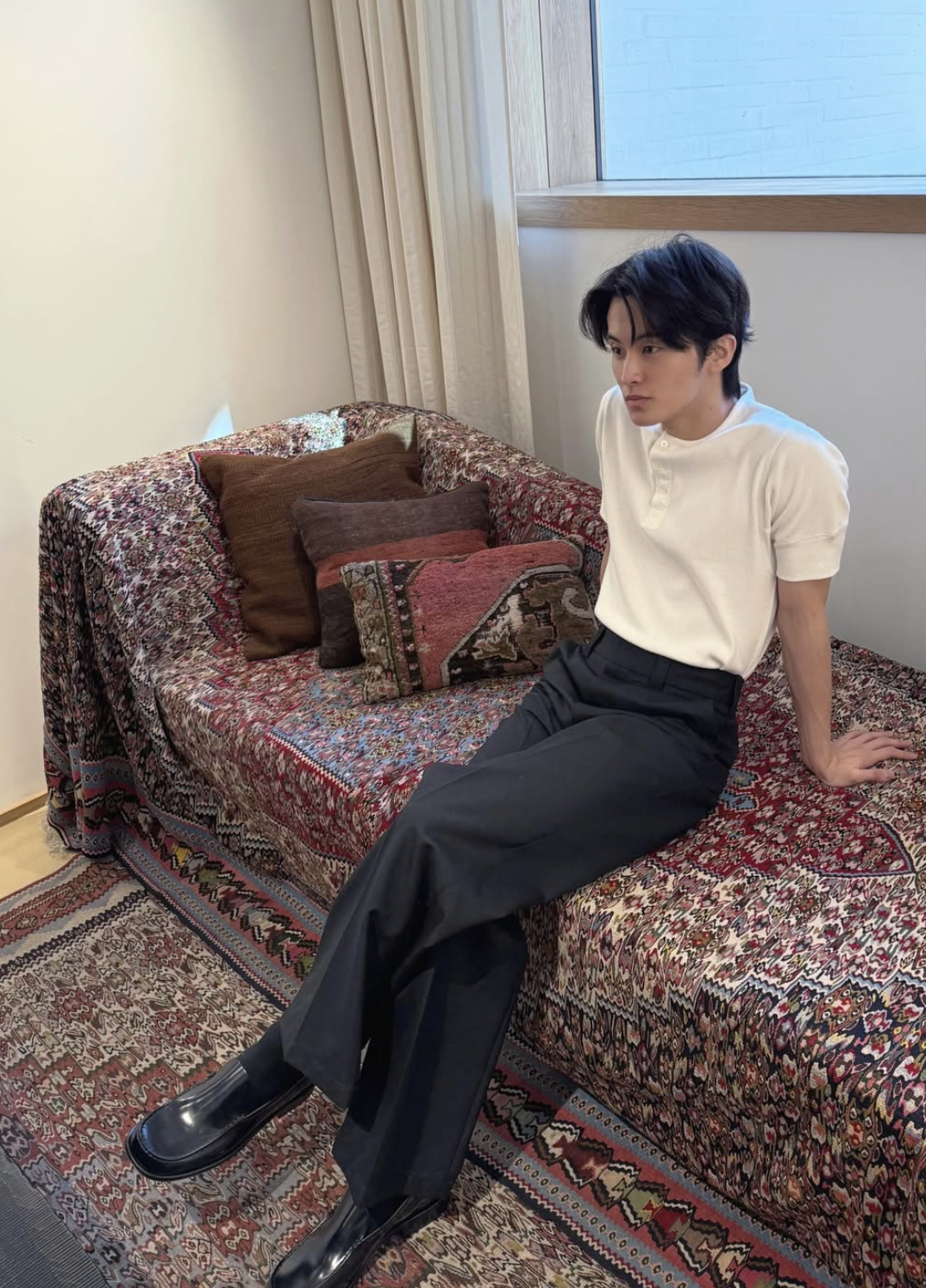 핏한 티셔츠를 턱인해 입음으로 남성스러운 느낌을 연출한 마크 / 이미지 출처: 마크 인스타그램 @onyourm__ark