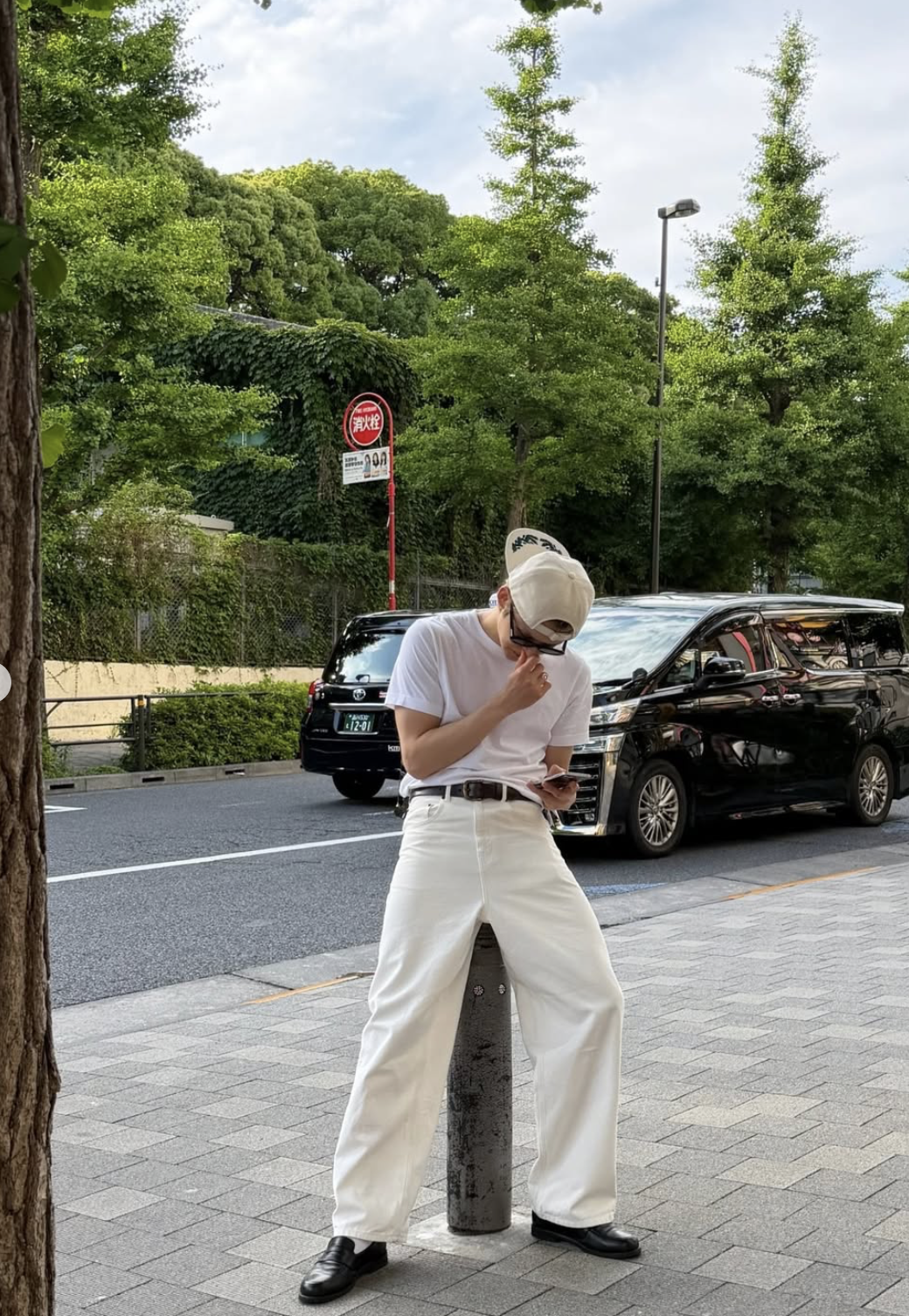 톤온톤 스타일링에 벨트로 포인트를 준 연준/ 이미지 출처: 연준 인스타그램 @yawnzzn