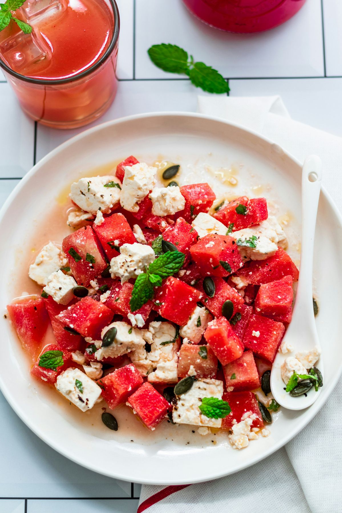 짭조름한 페타 치즈와 수박이 만나 중독성 있는 맛을 완성한다. / 이미지 출처 : unsplash 
