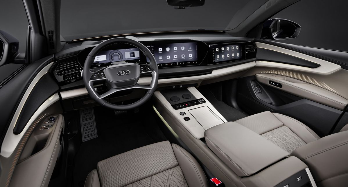 Q9의 파노라믹 디스플레이를 중심으로 한 인포테인먼트 시스템 / 이미지 출처: 아우디 Audi