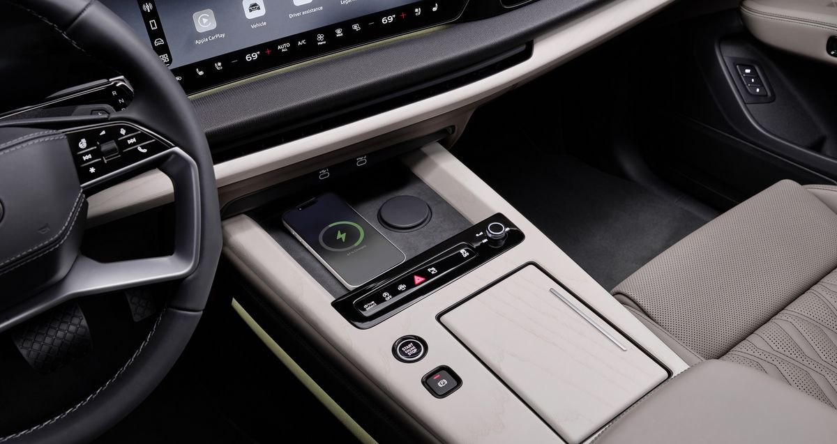 Q9의 파노라믹 디스플레이를 중심으로 한 인포테인먼트 시스템 / 이미지 출처: 아우디 Audi