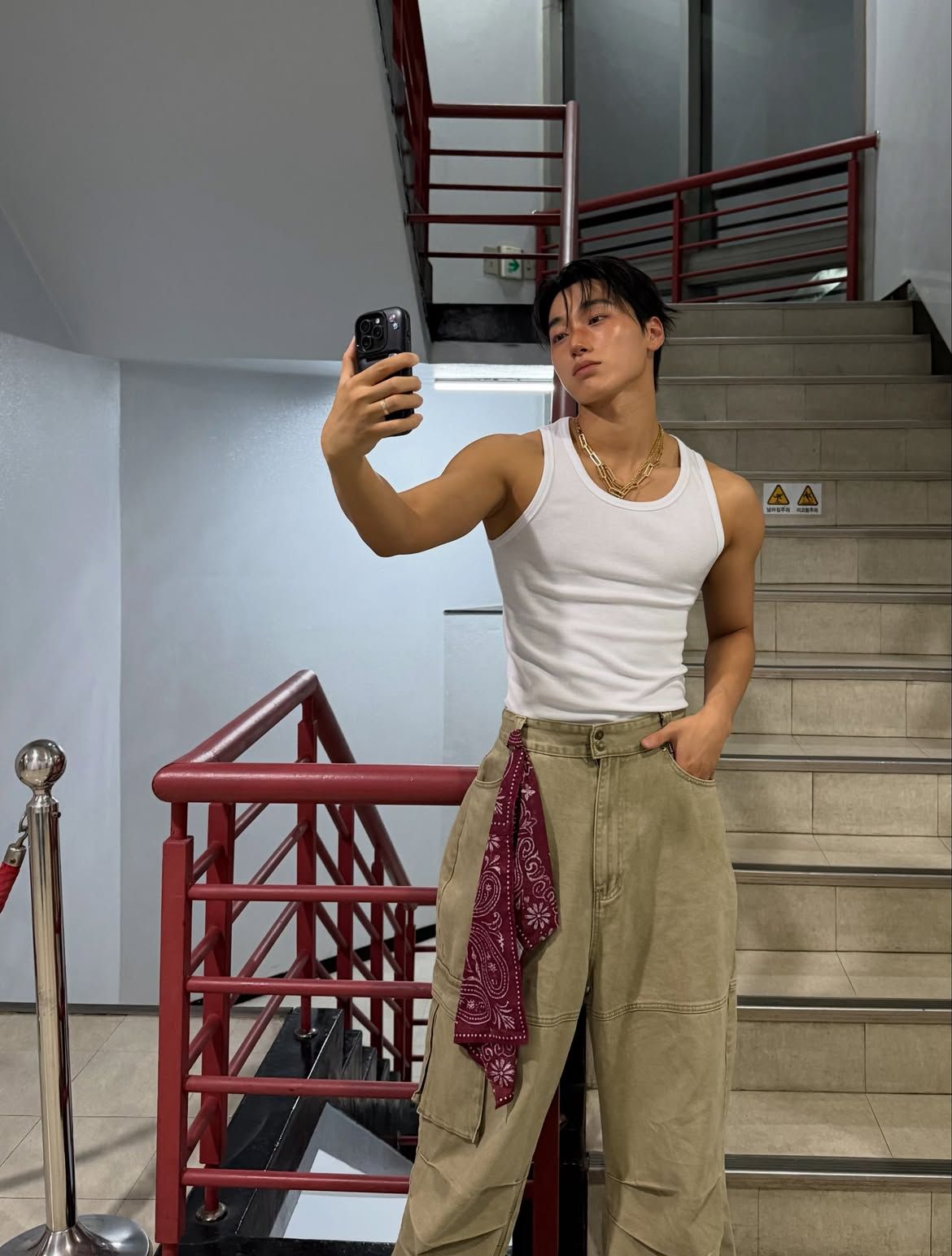 러프한 무드의 흰 나시 스타일링 / 이미지 출처: 최산 개인 인스타그램