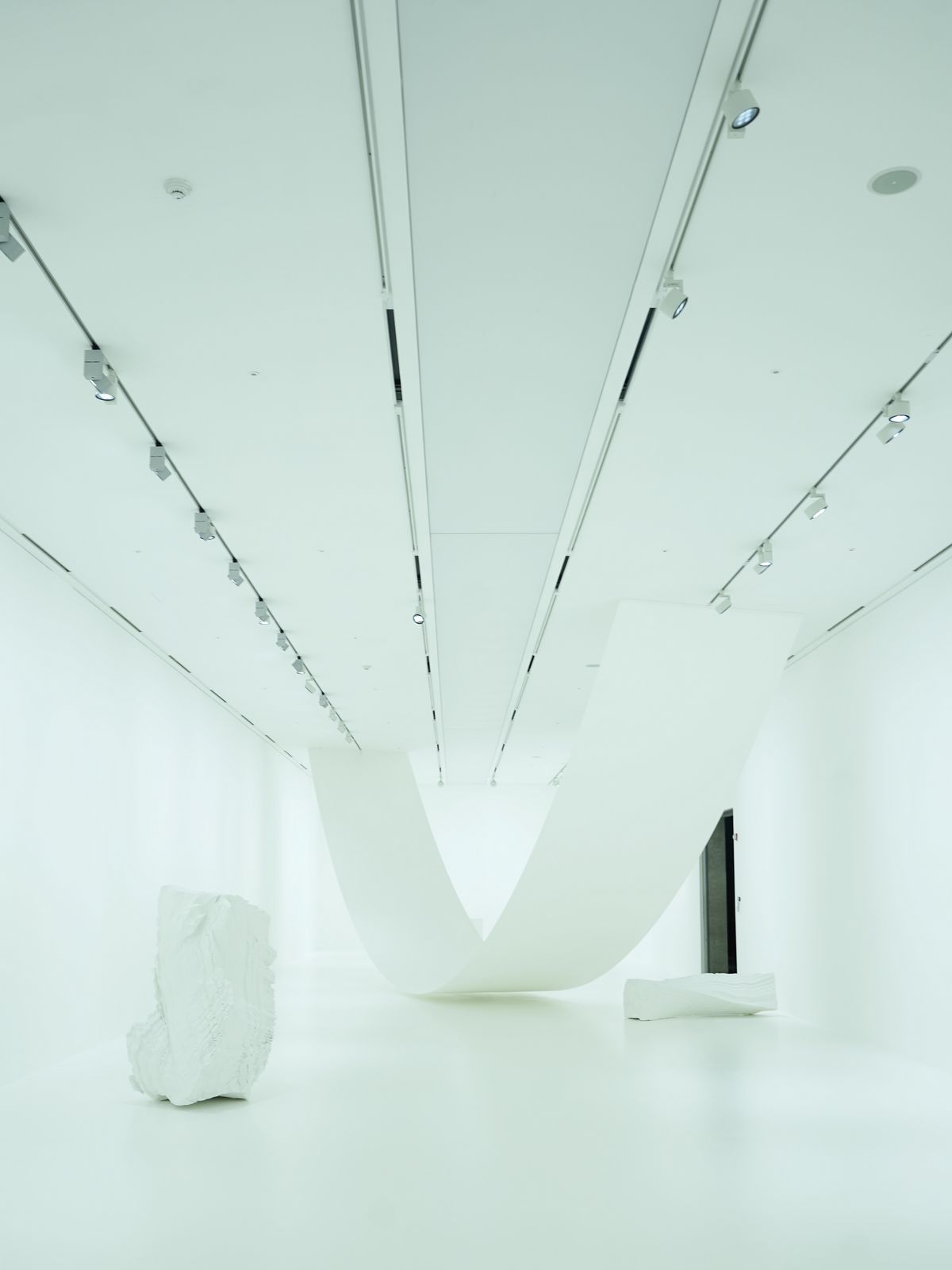 흰 종이와 조각, 스테이플러 심으로 완성 전의 가능성과 고요한 여백을 보여주는 <White>. / 이미지 출처: @maestrohsw