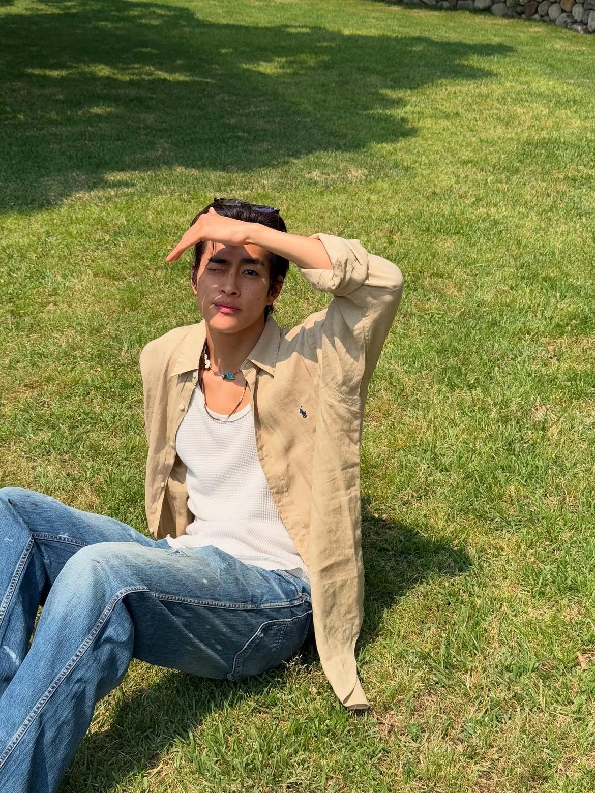 셔츠와 나시의 레이어드 스타일링 / 이미지 출처: 홍태준 개인 인스타그램
