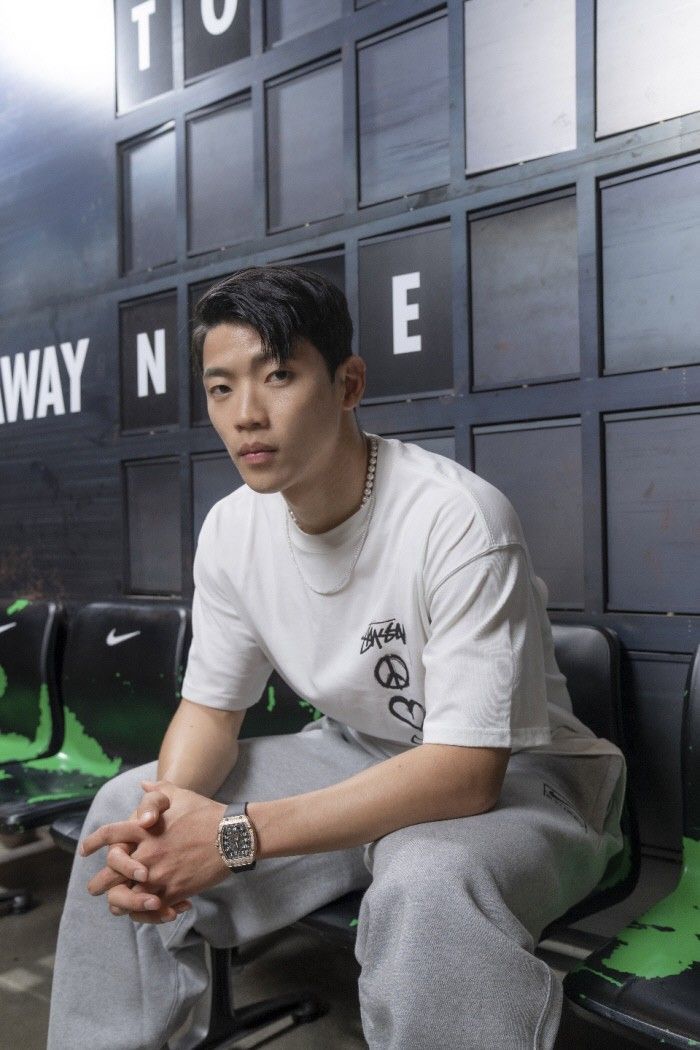 심플한 반팔 티셔츠에 촘촘한 진주 목걸이 하나만 더해 담백한 데일리 스타일을 완성한 황희찬. / 이미지 출처: 핀터레스트