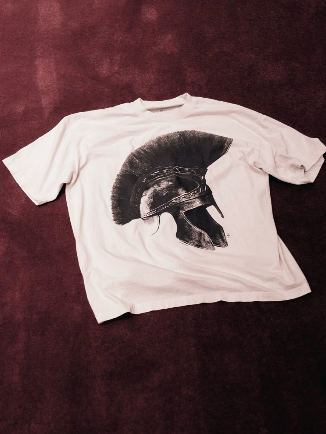 고대 투구를 모티브로한 티셔츠 / 이미지 출처: 캑터스 잭 인스타그램 @cactusjack