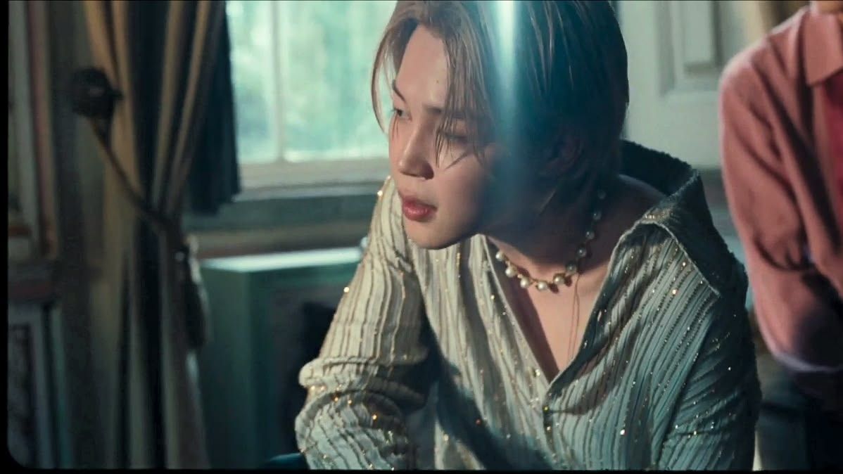 실크 셔츠의 단추를 풀고 얇은 펜던트 체인과 진주 목걸이를 레이어드해 은은한 우아함을 드러낸 방탄소년단 지민. / 이미지 출처: @BANGTANTV