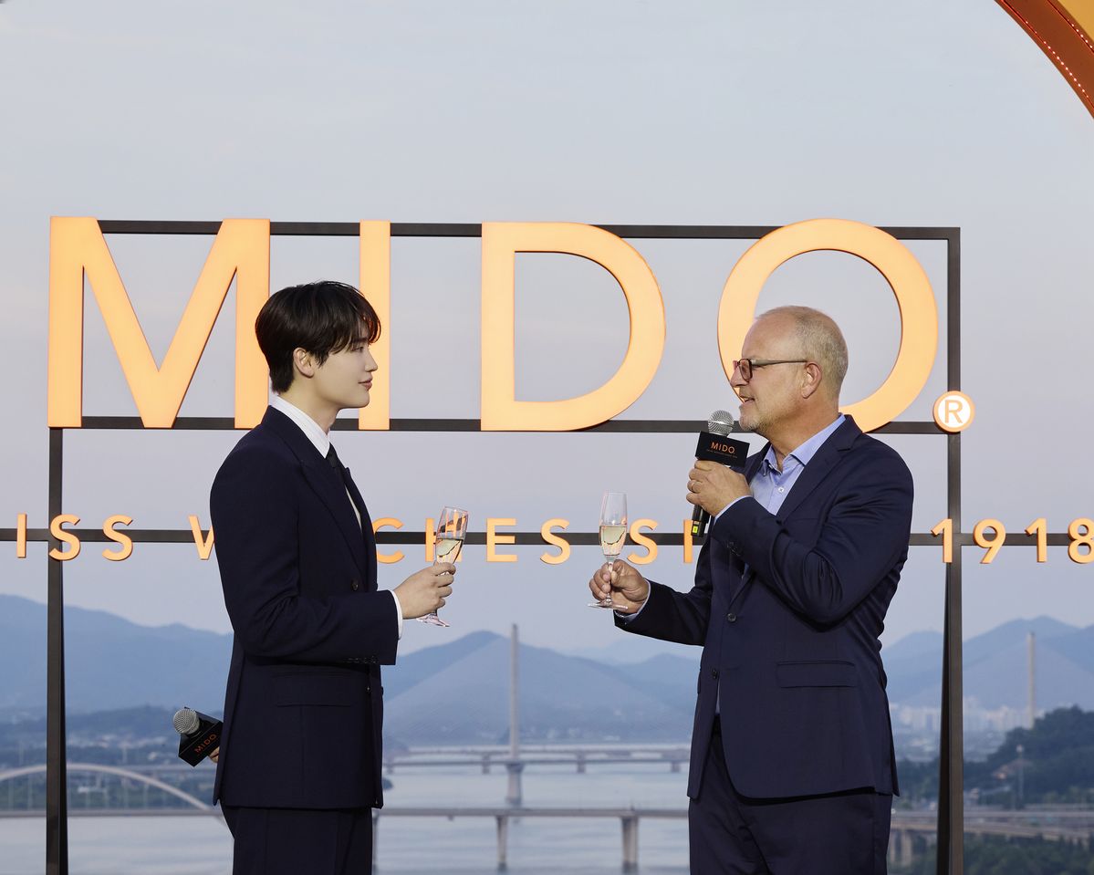 오션 스타 200 론칭 행사에 방문한 미도의 앰버서더 배우 이종석과 CEO 프란츠 린더 프레젠테이션 현장.