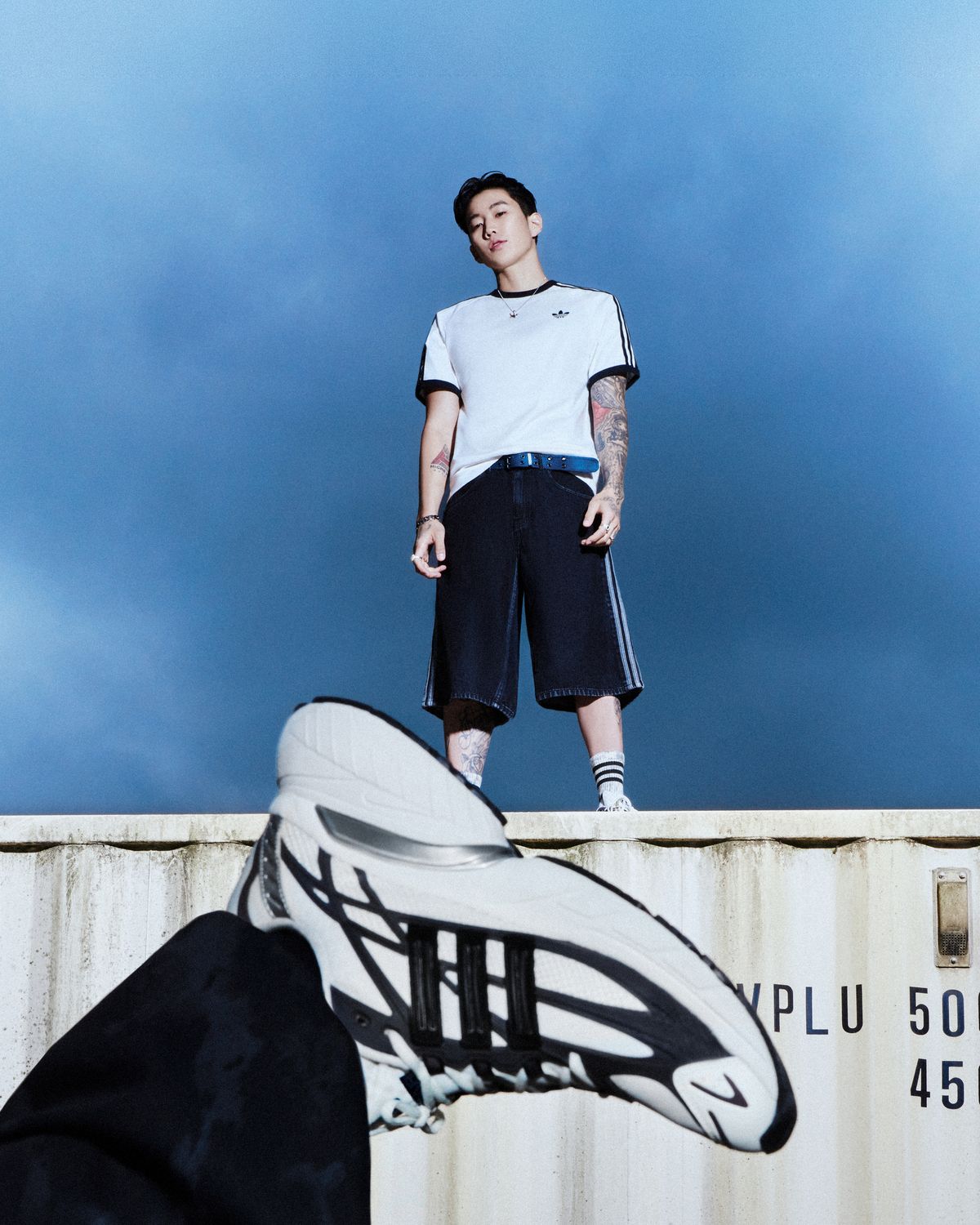 도심 위에 선 박재범과 아디스타 XLG. 절제된 컬러와 대담한 실루엣이 강렬한 존재감을 드러낸다. / 이미지 출처: 아디다스 오리지널스