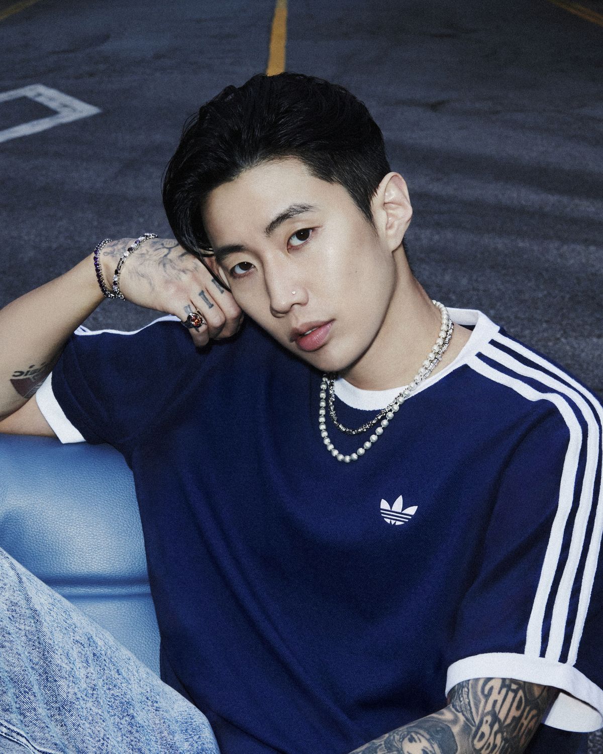 클래식한 3-스트라이프 티셔츠와 아디스타 XLG로 완성한 박재범의 여유로운 스트리트 무드. / 이미지 출처: 아디다스 오리지널스