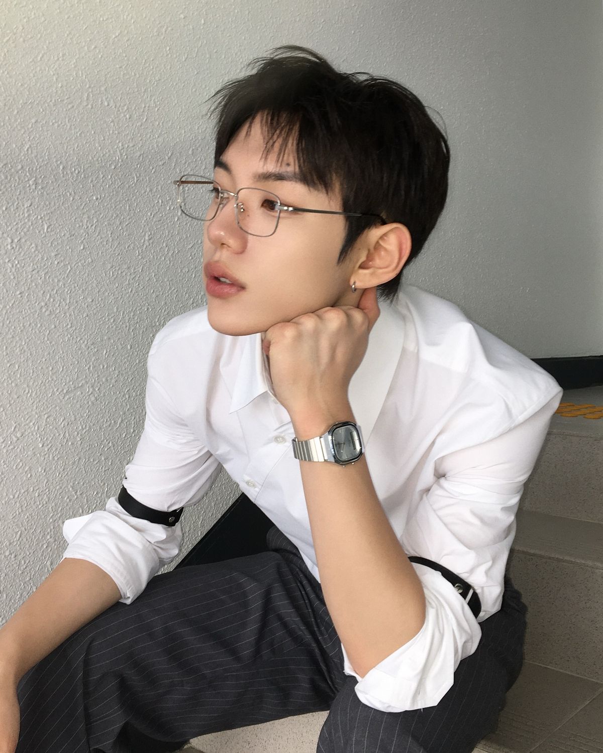 클래식한 카시오 AQ-240E-7ADF 시계를 착용한 클로즈유어아이즈 서경배 / 이미지 출처: 인스타그램 @close.your.eyes.official