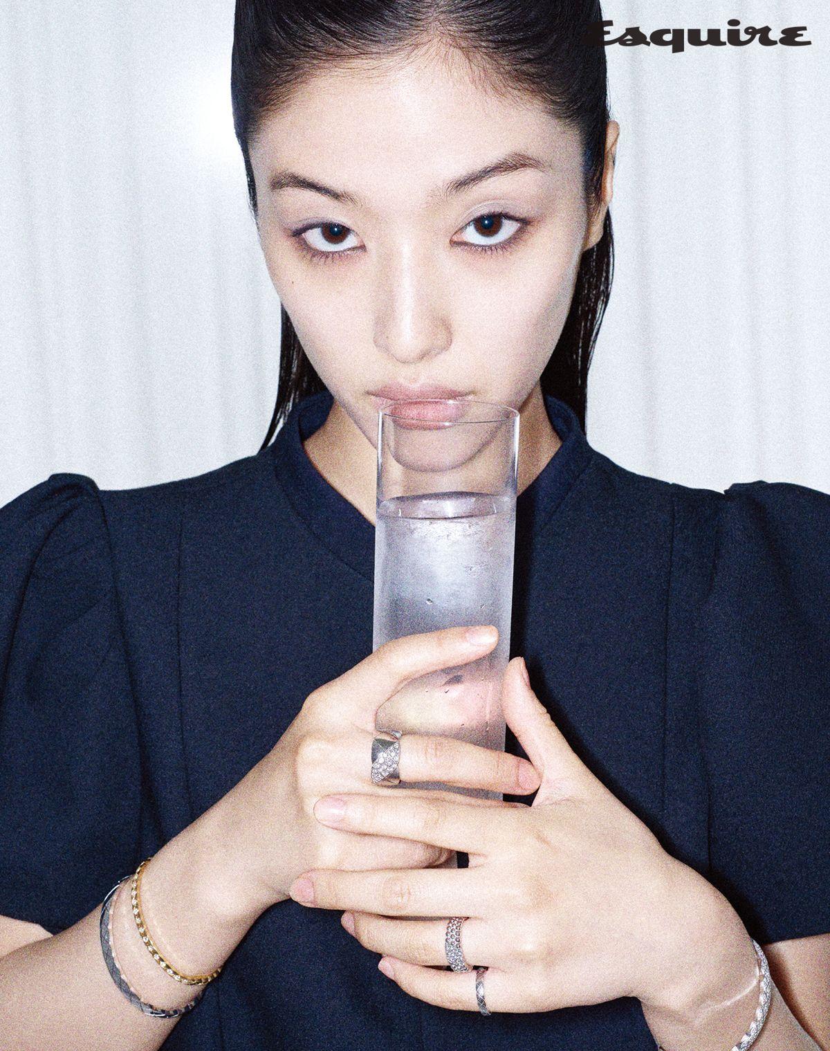 오른손 중지에 낀 화이트 골드에 다이아몬드를 파베 세팅한 코코 크러쉬 라지 링, 옐로 골드에 다이아몬드를 세팅한 코코 크러쉬 미니 브레이슬릿, 화이트 골드 코코 크러쉬 브레이슬릿, 왼손 소지에 낀 화이트 골드 코코 크러쉬 미니 링, 화이트 골드에 다이아몬드를 세팅한 코코 크러쉬 브레이슬릿 모두 가격 미정 샤넬 파인 주얼리. 왼손 약지에 낀 화이트 골드에 다이아몬드 9개를 세팅한 뻬를리 다이아몬드 링 3-로우 가격 미정 반클리프 아펠. 드레스 에디터 소장품.