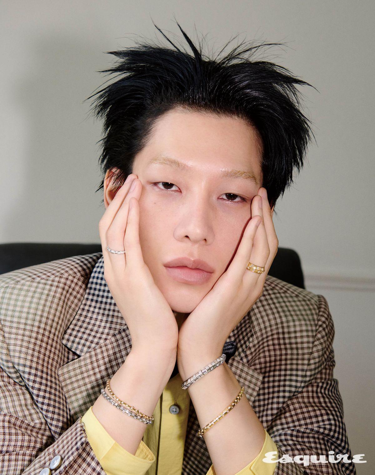 오른손 약지에 낀 화이트 골드 다미에 링, 옐로 골드 르 다미에 드 루이 비통 스몰 브레이슬릿, 화이트 골드 르 다미에 드 루이 비통 미디엄 브레이슬릿, 왼손 약지에 낀 옐로 골드 르 다미에 드 루이 비통 라지 링, 화이트 골드 르 다미에 드 루이 비통 라지 브레이슬릿, 옐로 골드 르 다미에 드 루이 비통 미디엄 브레이슬릿 모두 가격 미정 루이 비통 파인 주얼리. 체크 재킷, 옐로 셔츠 모두 가격 미정 루이 비통. 보타이 에디터 소장품.