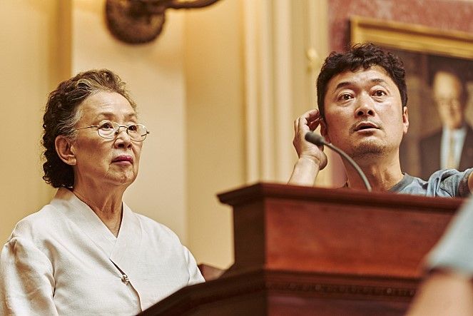 2007년 미국 하원에서 통과된 '일본군 위안부 사죄 결의안(HR121)'과 당시 청문회에 출석해 증언했던 이용수·김군자 할머니의 실화를 바탕으로 제작 / 이미지 출처: 롯데엔터테인먼트