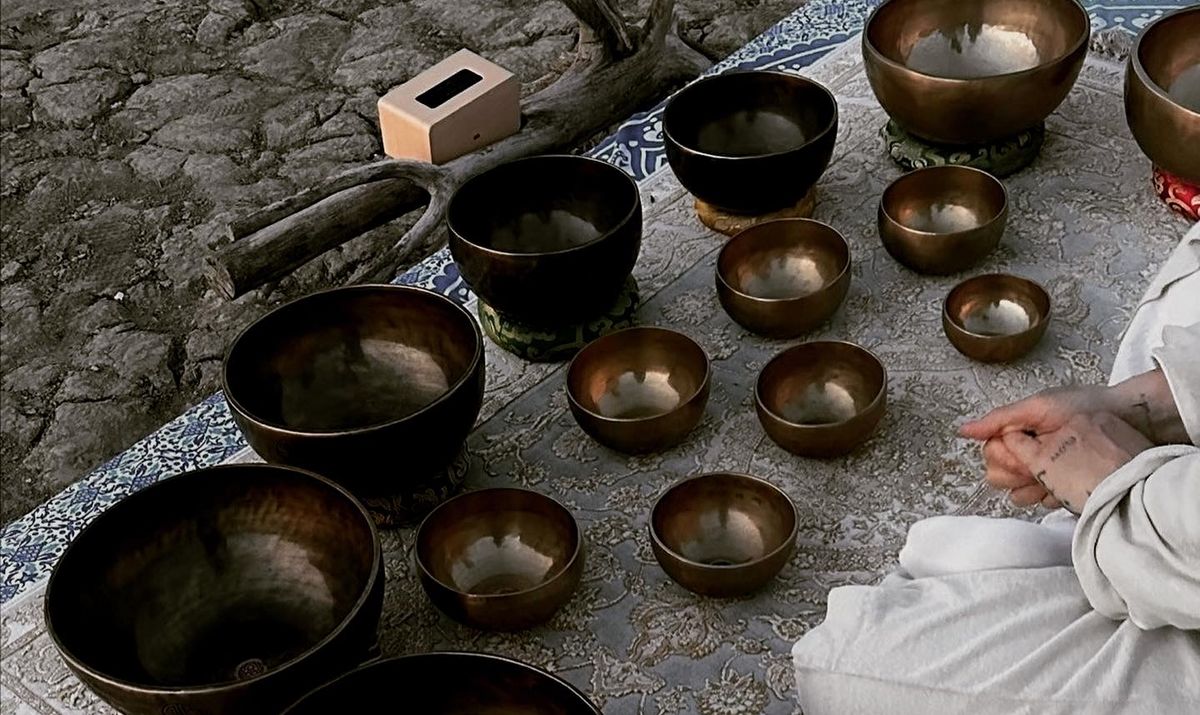 약 60분 동안 편안한 자세로 누워 싱잉볼의 소리를 들으며 복잡한 생각을 잠시 내려놓을 수 있다. / 이미지 출처: 에어비앤비