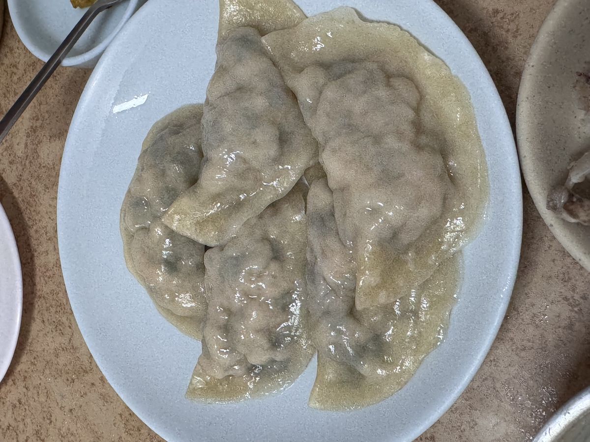 부추의 푸른 선과 닭고기의 흰 면이 어우러진 약수동 처가집의 담백한 이북식 찜닭 / 이미지 출처: 본인 촬영