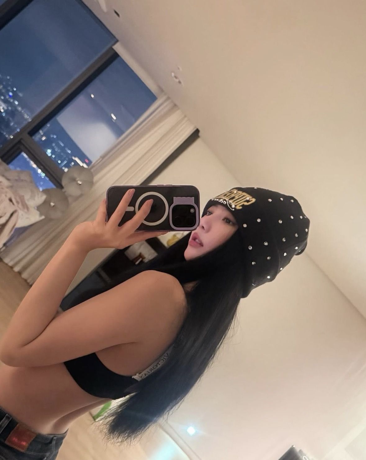 스터드가 박힌 비니와 샌들로 힙한 스타일링을 완성한 에스파 닝닝 / 이미지 출처: 인스타그램 @imnotningning