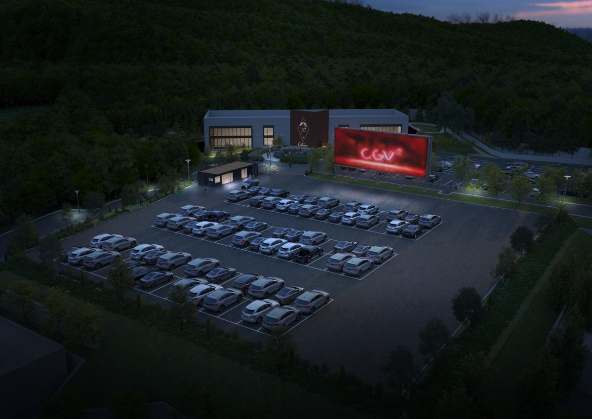 차 안에서 대형 스크린으로 영화를 즐기는 CGV DRIVE IN 용인크랙사이드 / 이미지 출처: CGV