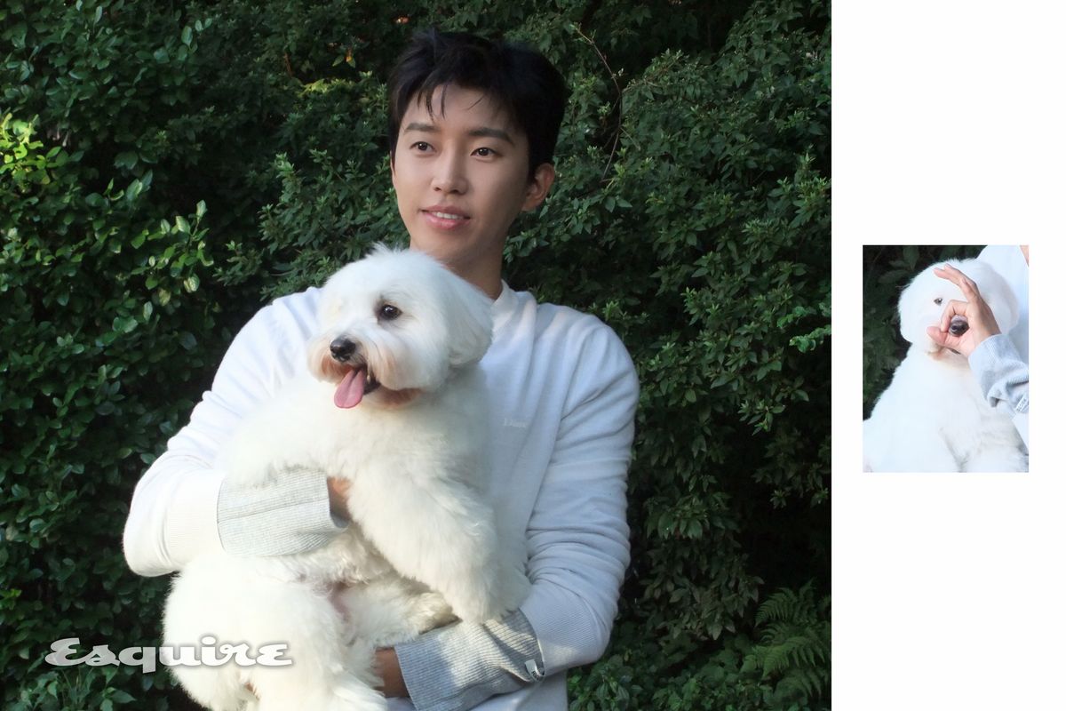 임영웅의 반려견 시월이와 함께한 화보 비하인드 컷 / 이미지 출처: 에스콰이어
